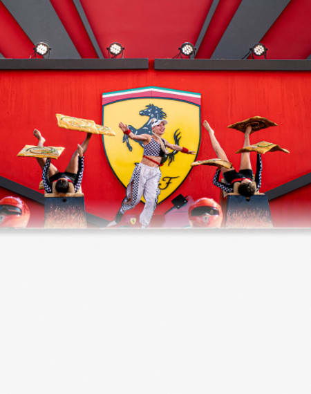 Acrobatic Show Ferrari Land, un espectacle acrobàtic als boxes de Ferrari Land