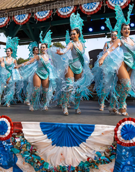 Carnival street entertainment: you'll never stop dancing!